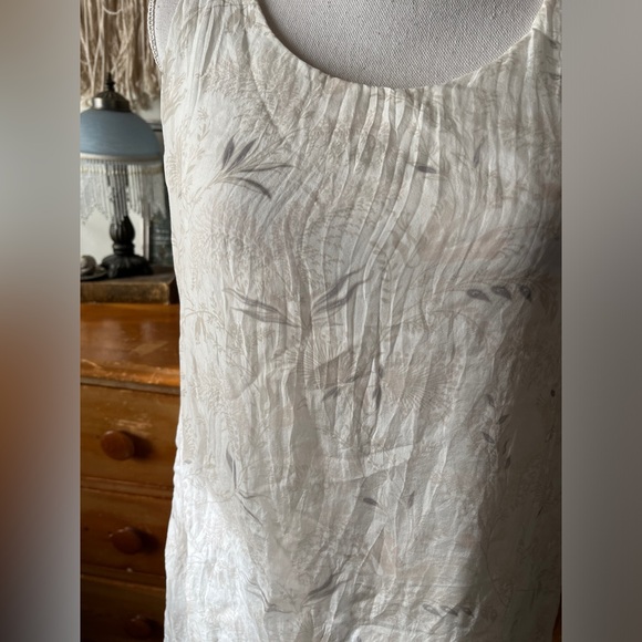 Silk floral shark bit hem tank top - Picture 4 of 6